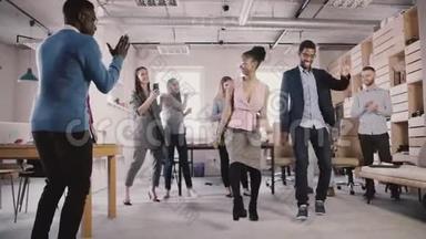两位非裔美国人在办公室成功庆祝晚会慢动作上展示有趣的<strong>民族舞蹈</strong>动作。
